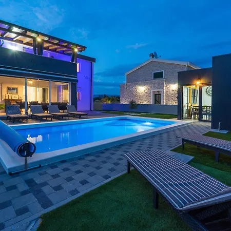Holiday home Lovely In